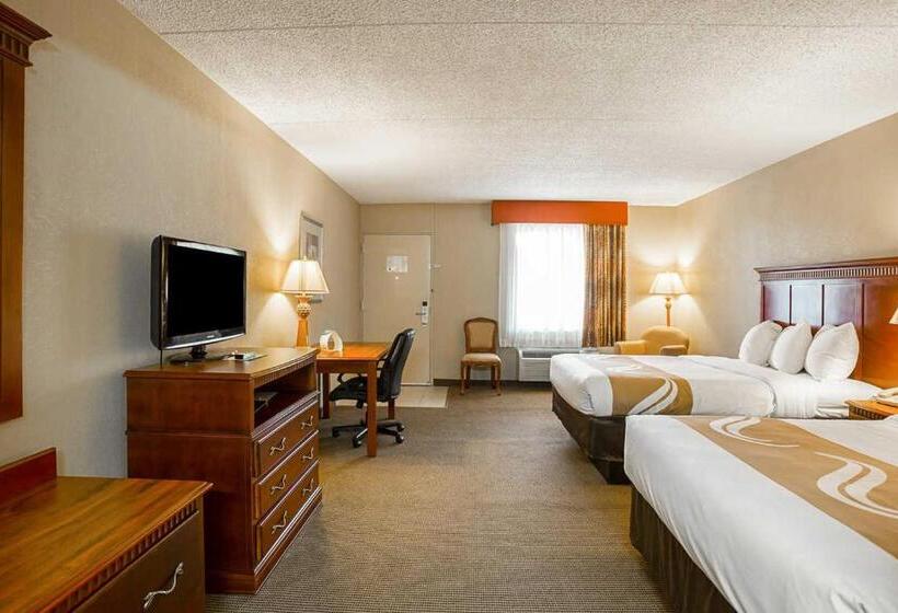 带2个双人床的标准工作室, Quality Inn