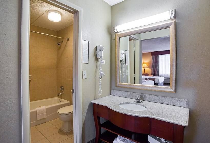 带2个双人床的标准工作室, Quality Inn