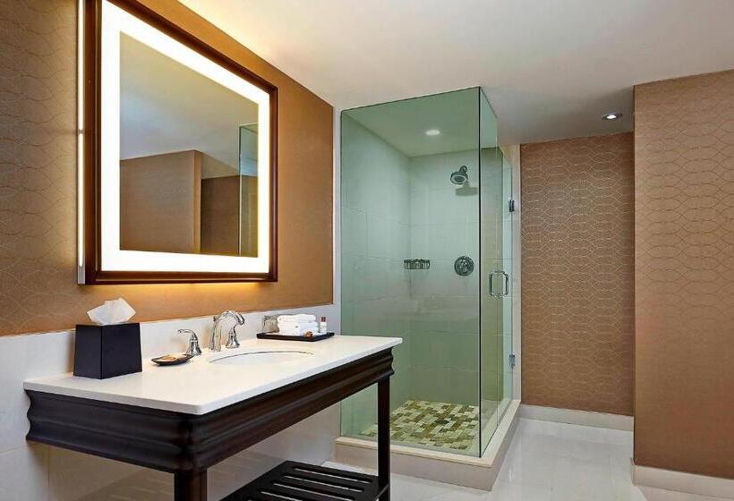 Номер Клуб, Sheraton Parkway Toronto North Hotel & Suites