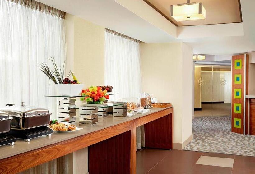 Номер Клуб Кровать Кинг, Sheraton Parkway Toronto North Hotel & Suites