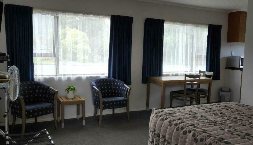 استودیوی استاندارد, Cypress Court Motel