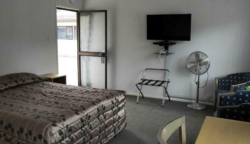 استودیوی استاندارد, Cypress Court Motel