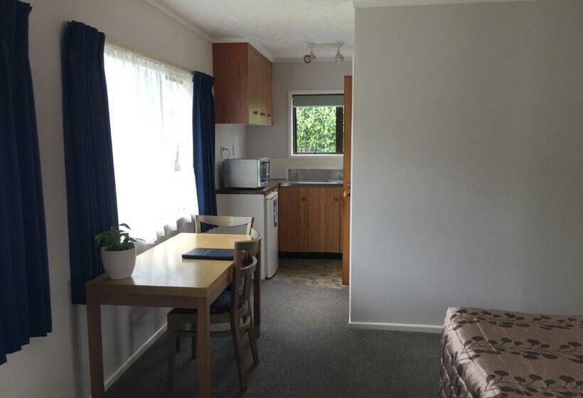 استودیوی استاندارد, Cypress Court Motel