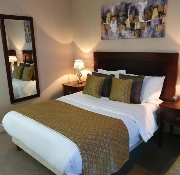 패밀리 룸, Uppercross House