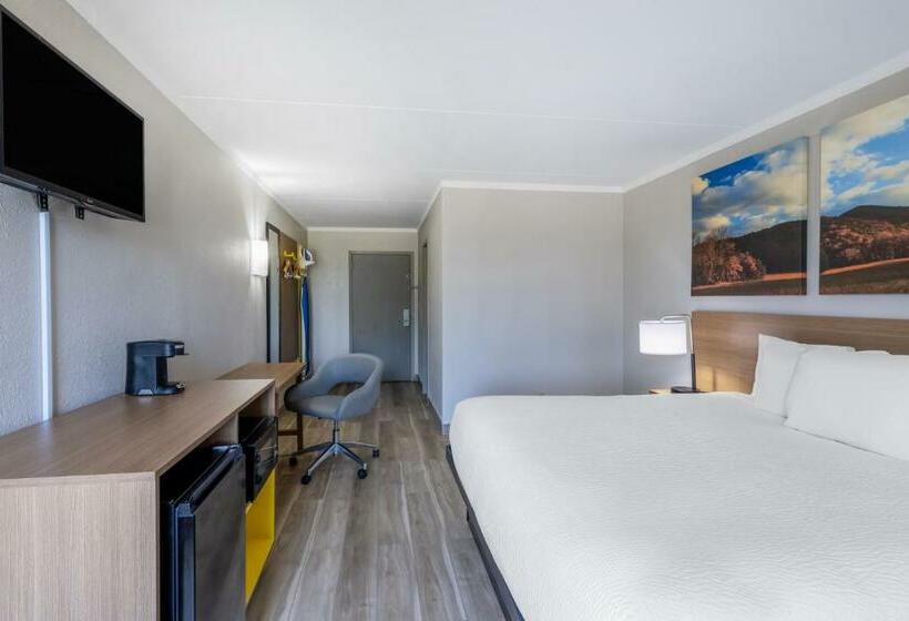 Стандартный Номер Кровать Кинг, Days Inn & Suites By Wyndham Fort Bragg/cross Creek Mall