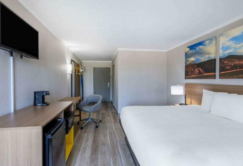 Стандартный Номер Кровать Кинг, Days Inn & Suites By Wyndham Fort Bragg/cross Creek Mall