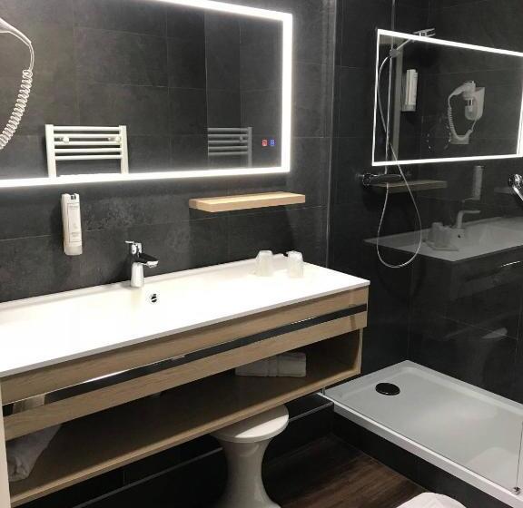 اتاق استاندارد سه نفره, Logis Hotel Arc En Ciel