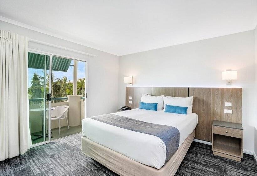 Номер Deluxe, Cairns Sheridan