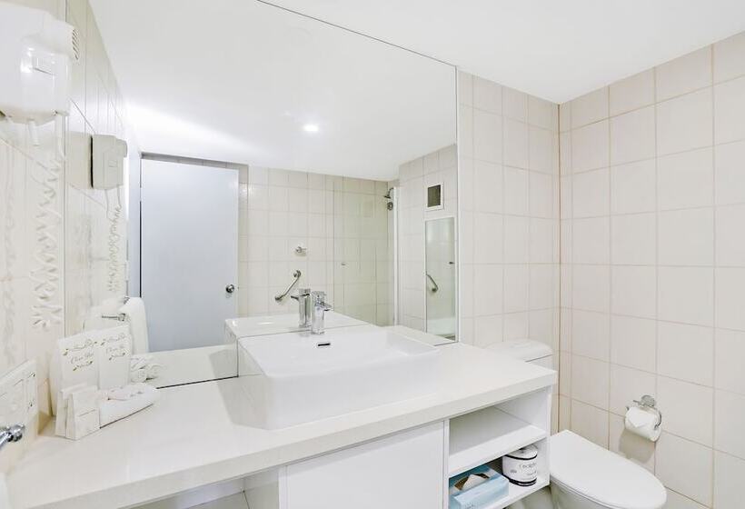 Номер Deluxe, Cairns Sheridan