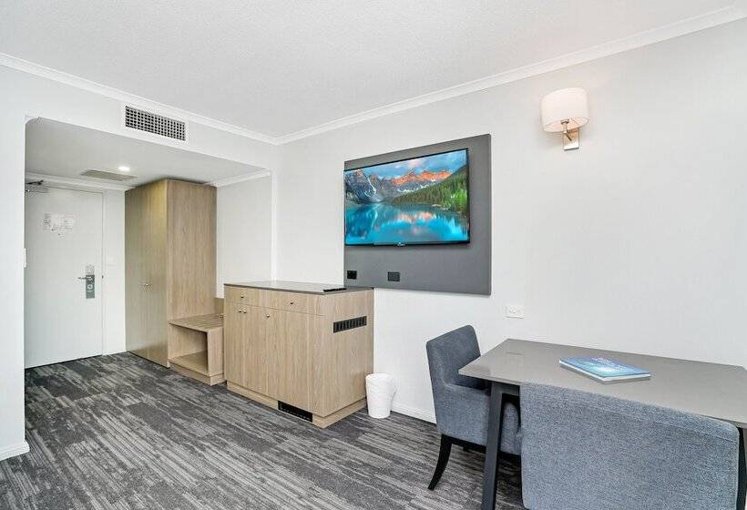 Номер Deluxe, Cairns Sheridan