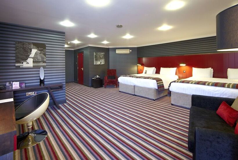 اتاق خانوادگی, Village Hotel Swindon