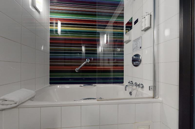 اتاق استاندارد, Village Hotel Swindon