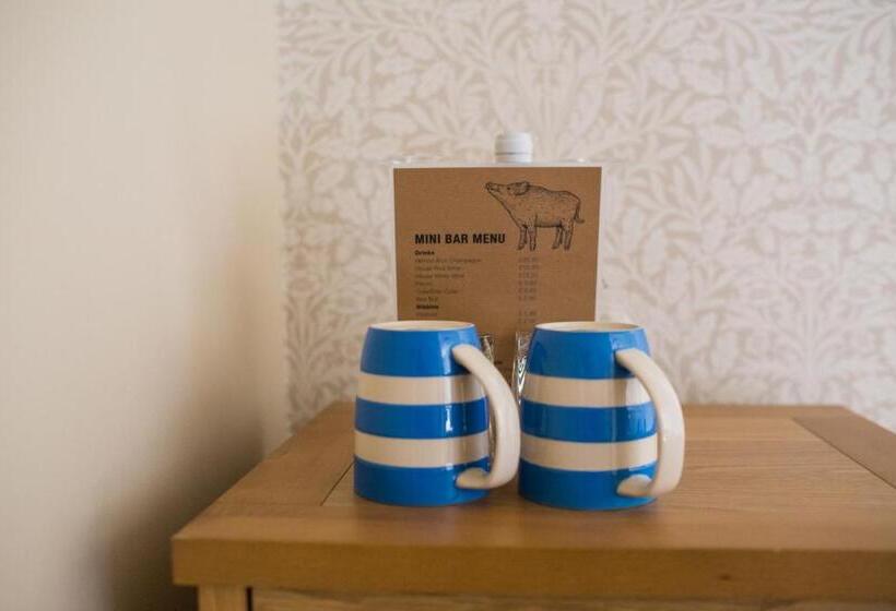 Номер Deluxe, The Blue Boar