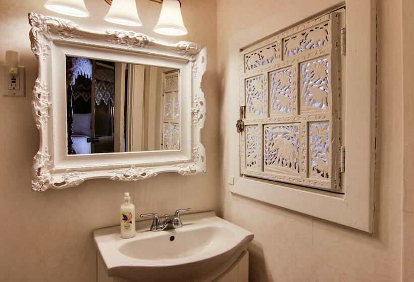 اتاق لوکس, Stone Maiden Inn