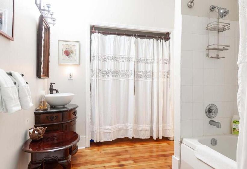 Deluxe Suite King Bed, Stone Maiden Inn