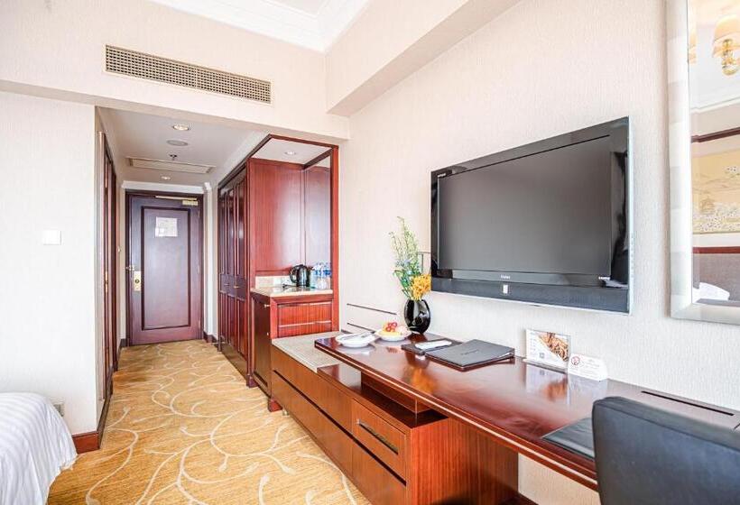Club Room King Bed, Shangri La Wuhan,close To The Mixc With Three Subway Lines