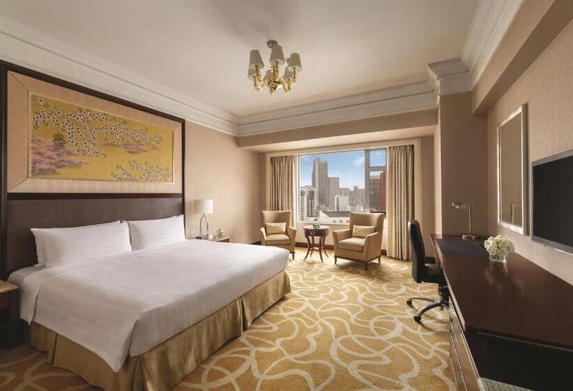 Club Room King Bed, Shangri La Wuhan,close To The Mixc With Three Subway Lines