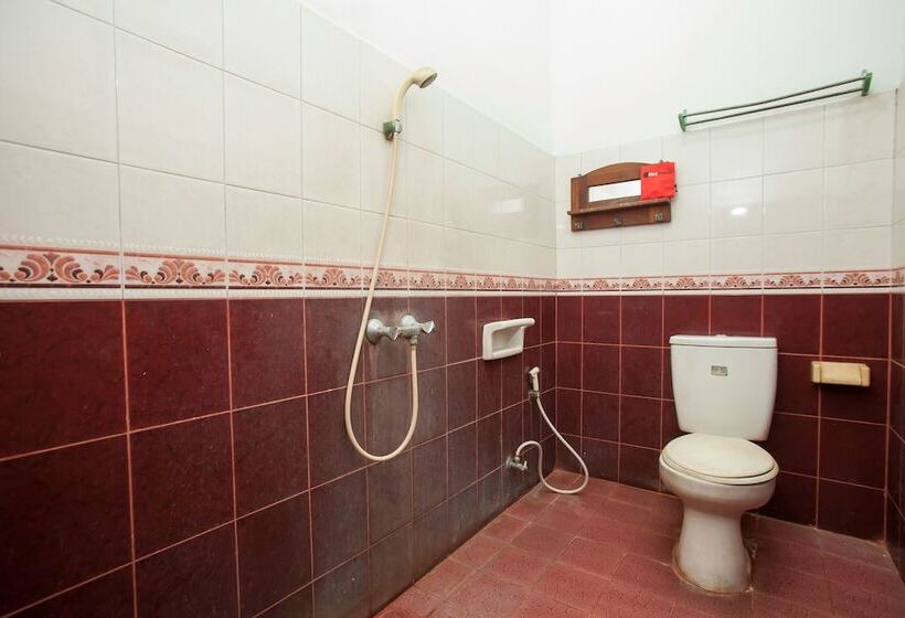 Номер Economy, Reddoorz @ Genteng Surabaya 2