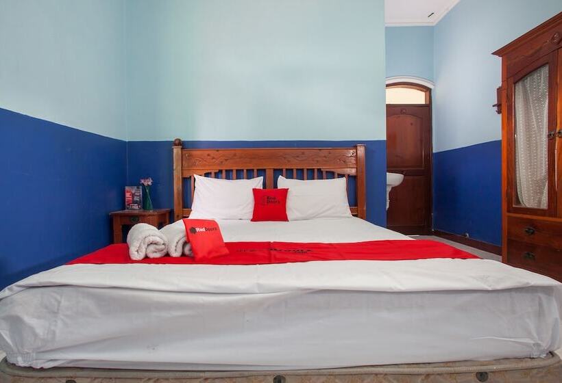 Номер Economy, Reddoorz @ Genteng Surabaya 2