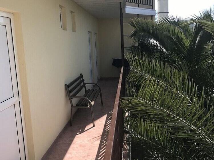 Quarto Triplo Estandar com Sacada, Guest House Na Tsvetochnoy