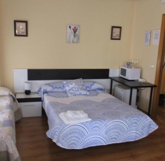 اتاق استاندارد سه نفره, Hostal Becares