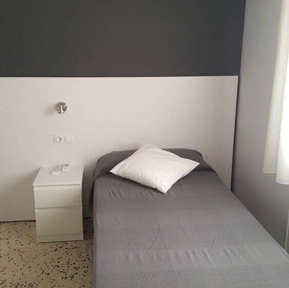 اتاق استاندارد یک نفره, Hostal Can Joanet