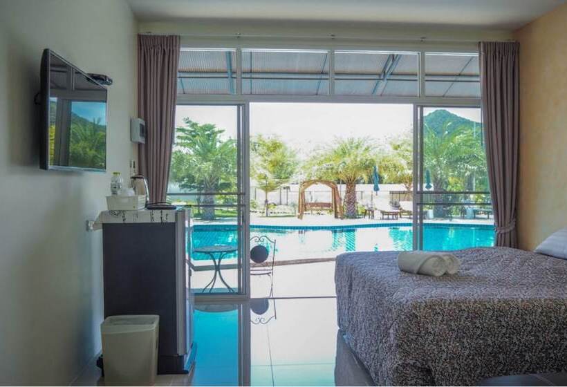 اتاق استاندارد با چشم‌انداز استخر, Mountain View Resort