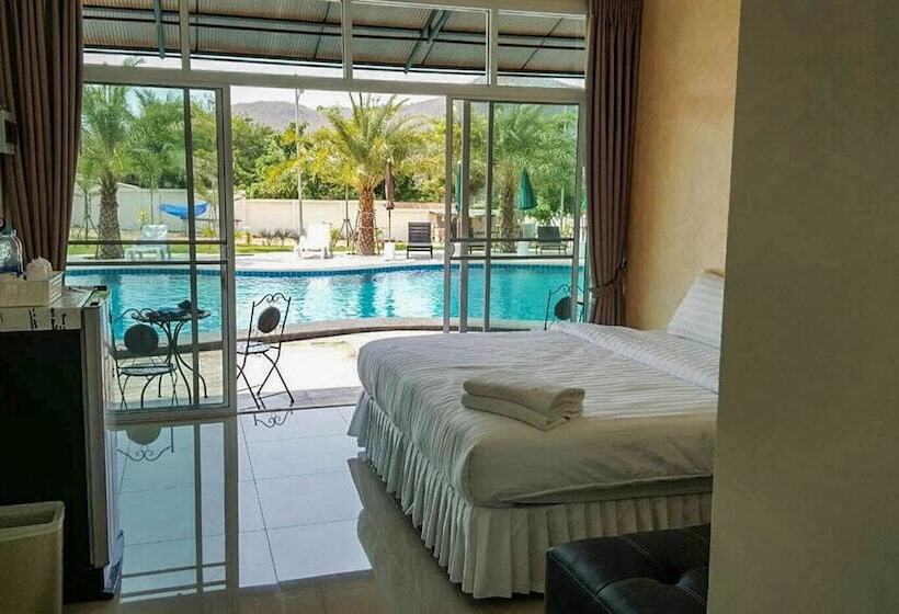 اتاق استاندارد با چشم‌انداز استخر, Mountain View Resort