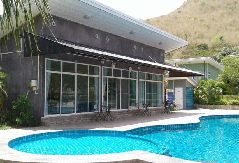 اتاق استاندارد با چشم‌انداز استخر, Mountain View Resort