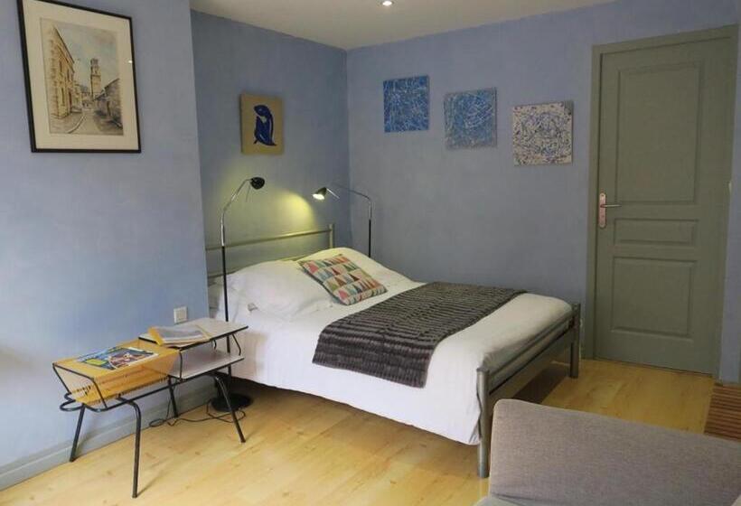 اتاق استاندارد سه نفره, Chambres Du Petit Bois
