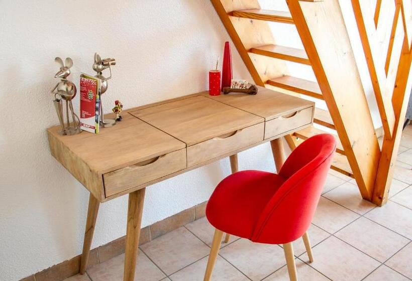 Семейный Номер, La Combe Fleurie Appartements & Chambres
