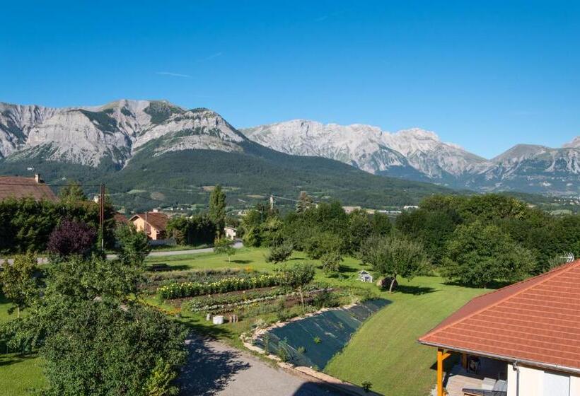 Семейный Номер, La Combe Fleurie Appartements & Chambres