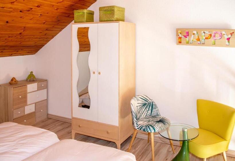 Семейный Номер Вид на Сад, La Combe Fleurie Appartements & Chambres