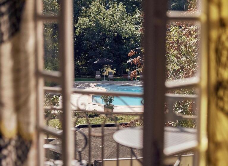 اتاق لوکس با چشم‌انداز استخر, Castel Bois Marie, Maison D Hôtes