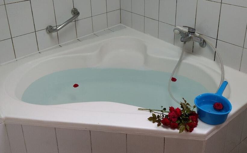 اتاق استاندارد چهار تخته, Jenq Yang Hotspring