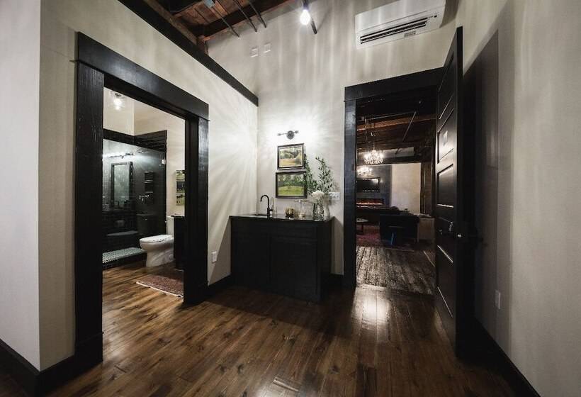 Люкс Superior, Gunrunner Boutique