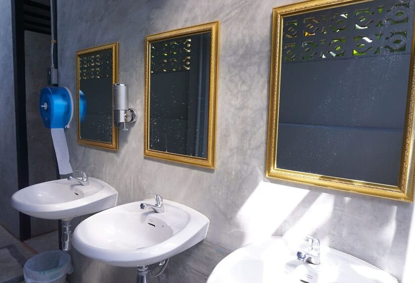 Кровать в Общей Комнате, Near Beach Hostel   Adults Only