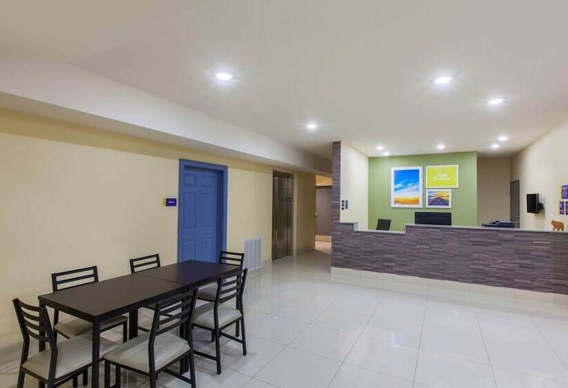 ２ダブルベッドのスタンダードルーム, Days Inn By Wyndham Baton Rouge Airport