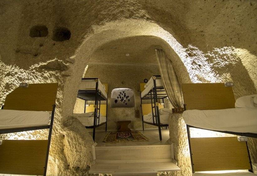 공동 객실, Kamelya Cave Hostel