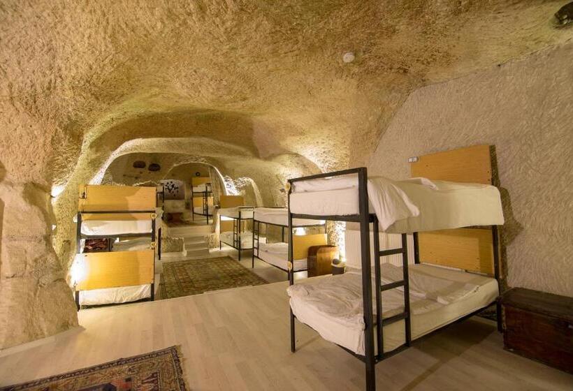 공동 객실, Kamelya Cave Hostel