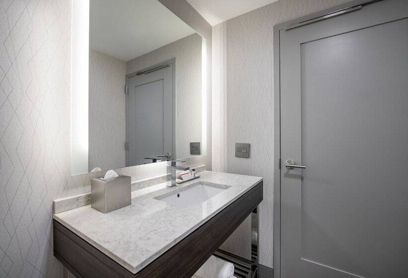 스위트, Holiday Inn Express   Boston South   Quincy, An Ihg
