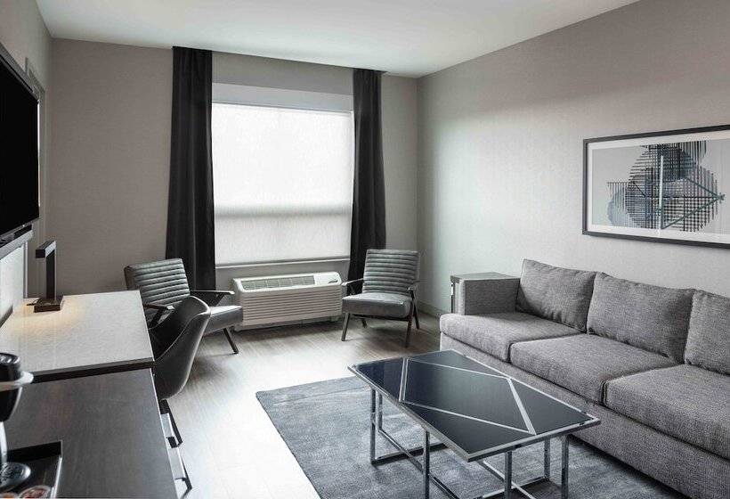 스위트, Holiday Inn Express   Boston South   Quincy, An Ihg
