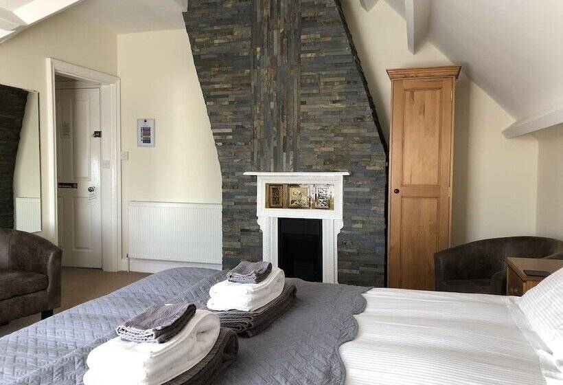 Quarto Estandar, The Whalebone Arch