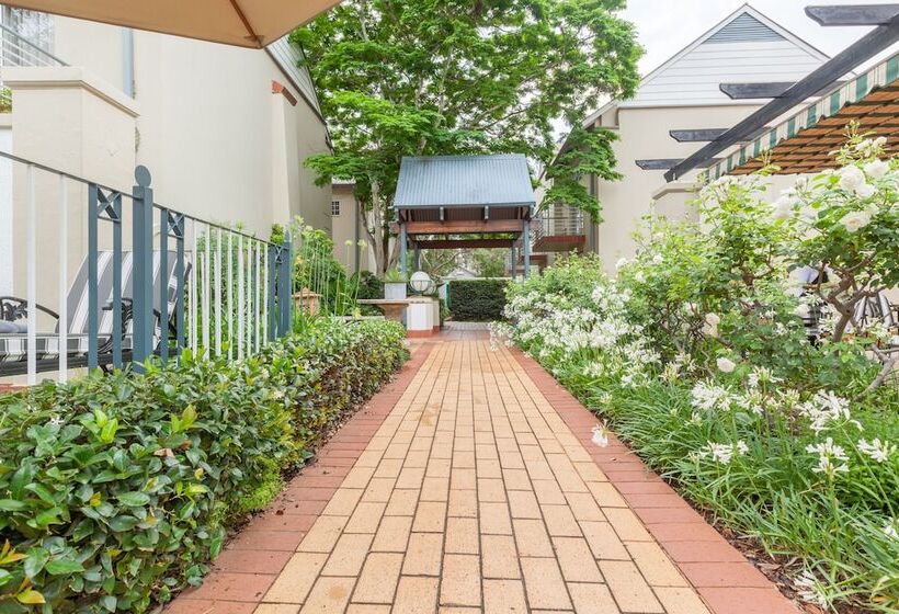 스탠다드 스튜디오, Courtyard Hotel Arcadia
