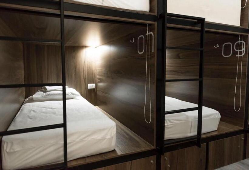 تختخواب در اتاق مشترک, Kumba Hostel