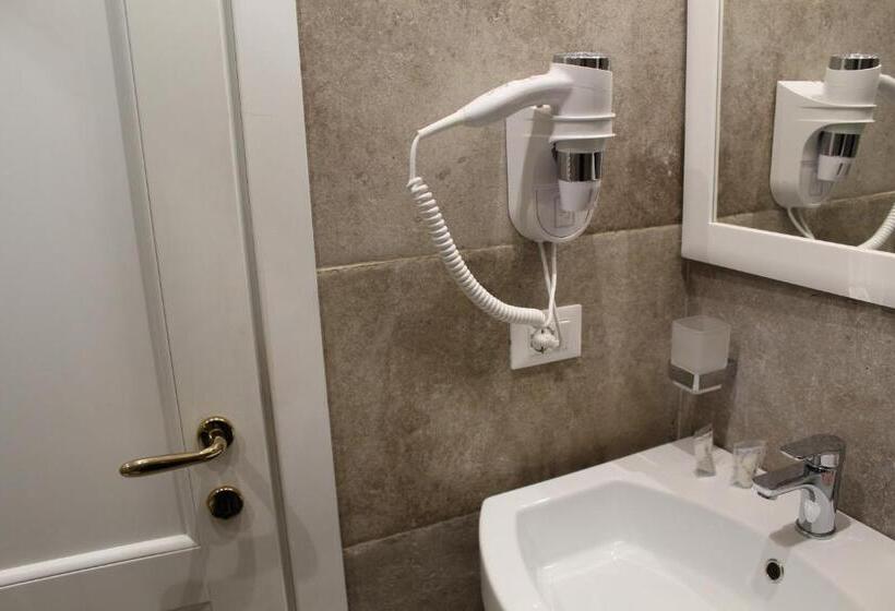 اتاق اکونومی, Rina Rooms