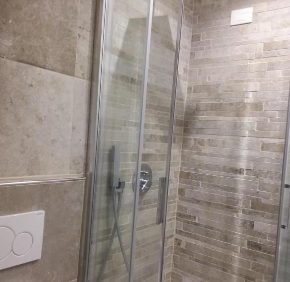 اتاق اکونومی, Rina Rooms