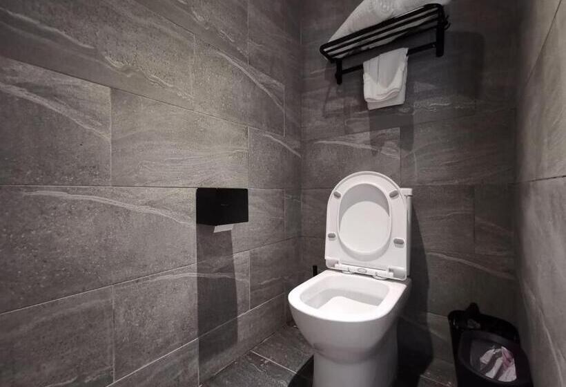 اتاق لوکس با چشم‌انداز دریا, Oikos Poshtel