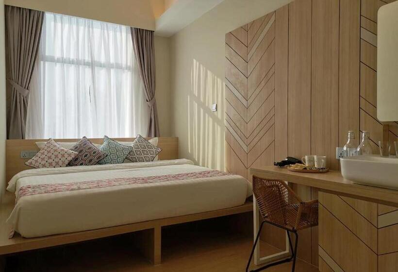 اتاق لوکس با چشم‌انداز دریا, Oikos Poshtel
