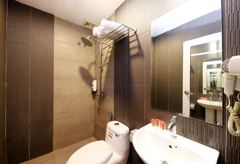 اتاق لوکس سه تخته, OYO 763 Tazara Hotel
